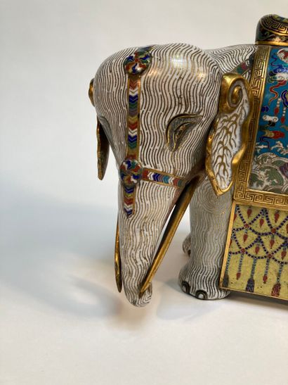 null CHINE - XIXe siècle

Groupe en bronze cloisonné émaillé polychrome d'un éléphant...