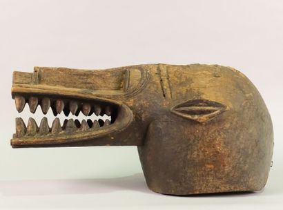 null Mask helmet called "fire spitter" with a long muzzle revealing pointed teeth

Wood...