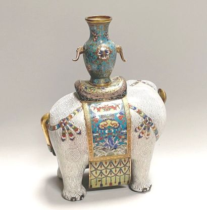 null CHINE - XIXe siècle

Groupe en bronze cloisonné émaillé polychrome d'un éléphant...