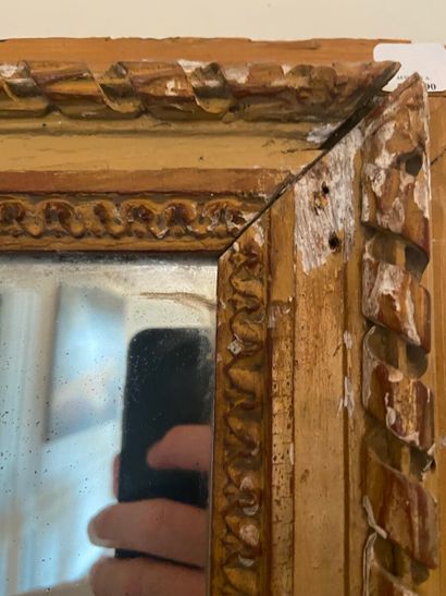 null Miroir à cadre rectangulaire en bois et stuc doré, à décor de filets rubanés...