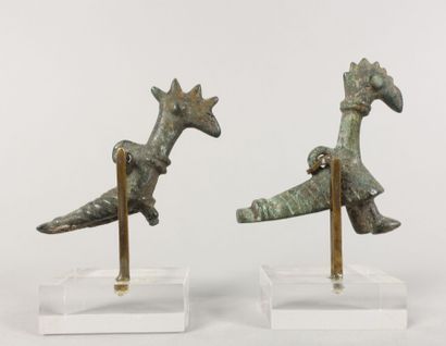 null Lot de deux pendeloques en forme de coq

Bronze à patine sombre

Iran, Luristan,...