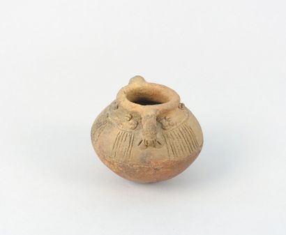 null Vase globulaire à deux anses

Terre cuite brune

Style Potosi appliqué, Région...