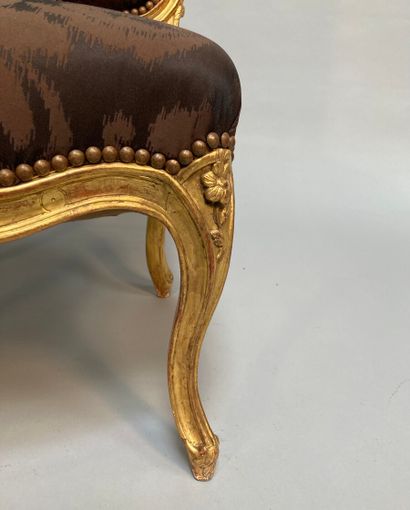 null Chaise en bois doré à dossier plat et arrondi, à décor de feuillages et fleurs,...