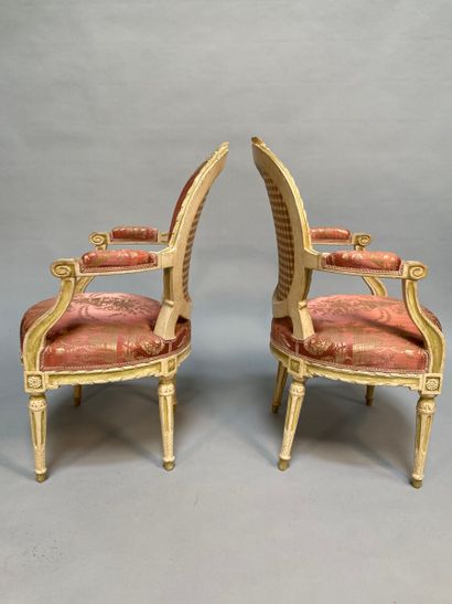 null Pair of beechwood armchairs with medallion cabriolet backs, decorated with ribbon...