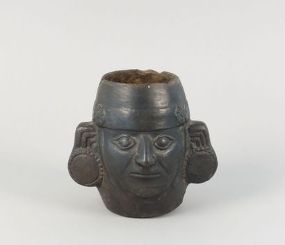 null Vase representing a dignitary's face

Black terracotta with glossy slip

Mochica...