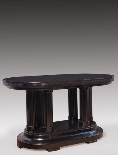 null Table à plateau ovale, les bords arrondis, en bois laqué noir supportée par...