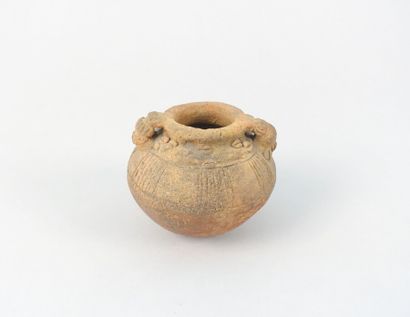 null Globular vase with two handles

Brown terracotta

Applied Potosi style, Guanacaste...