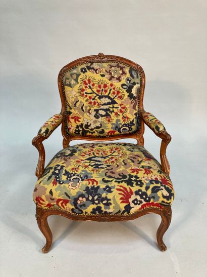 null Two armchairs with flat backs in natural wood, moulded and carved with flowers....