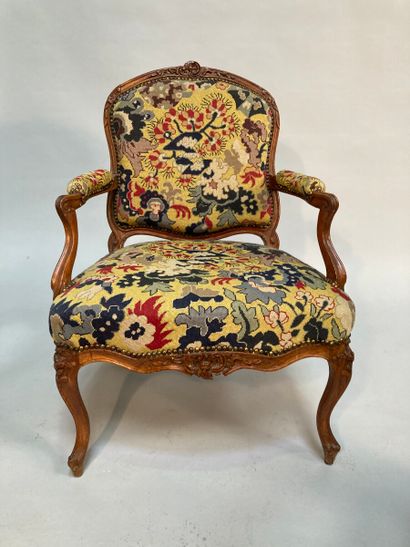 null Two armchairs with flat backs in natural wood, moulded and carved with flowers....