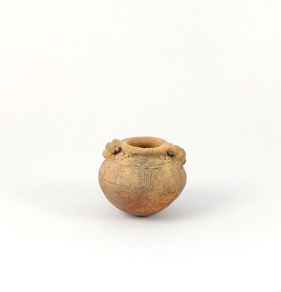 null Globular vase with two handles

Brown terracotta

Applied Potosi style, Guanacaste...