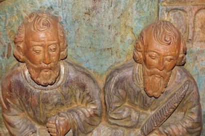 null Bas-relief en bois sculpté polychromé figurant deux saints personnages autour...