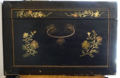 null CHINA - Late 19th century

Painted and lacquered wood chest, the upper part...