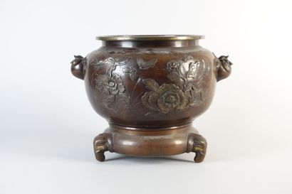 null JAPON - Époque MEIJI (1868-1912)

Cache-pot tripode en bronze à patine brune...