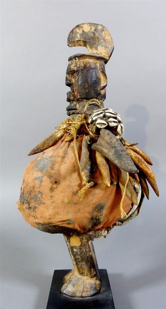 null CONGO, Teke

Reliquary fetish statuette

Wood, fabric, cowrie shells, horn,...