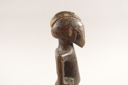 null Wooden statuette

Senufo people, Ivory Coast

(Slightly missing, accidents.)

Height...