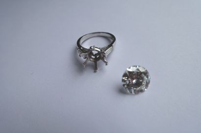 null Bague en or gris 750 millièmes ornée, au centre, d'un diamant rond de taille...