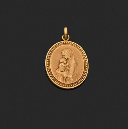 null Médaille de forme ovale en or jaune 750 millièmes gravé figurant la Vierge à...