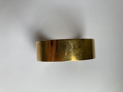 null Bracelet large, rigide et ouvrant en or jaune 750 millièmes uni.

(Usures et...