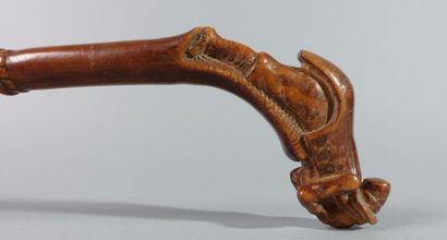 null Ensemble de quatre cannes en bois :

- Une canne à pommeau en bois sculpté d'un...