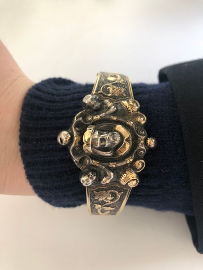 null Bracelet rigide et ouvrant en argent 925 millièmes et vermeil de style néogothique.

XIXe...