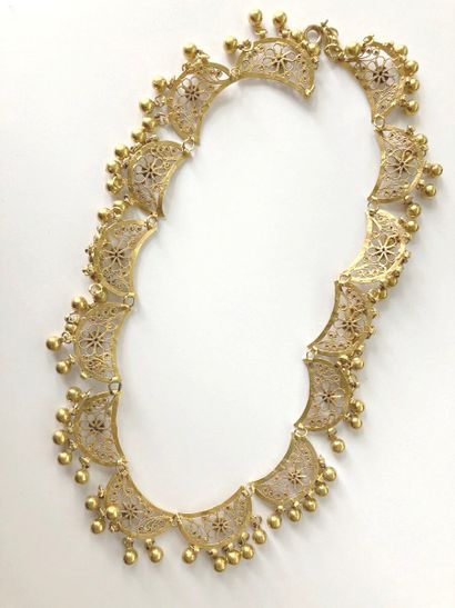 null Collier draperie en or jaune 750 millièmes, les maillons à décor de demi-lune...