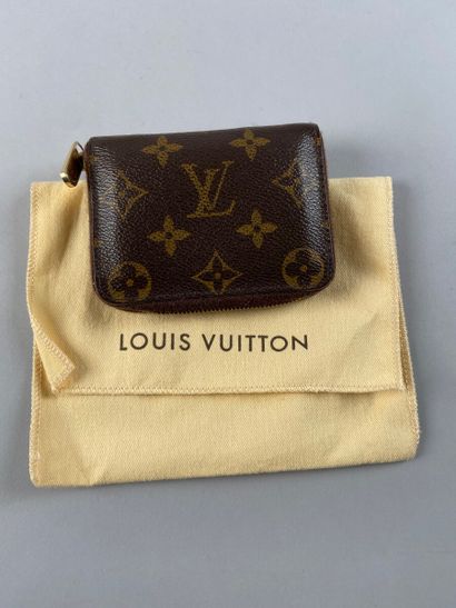 null Louis VUITTON circa 2011

Porte monnaie Zippy compact en toile monogram, fermeture...