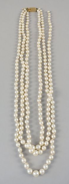 null Collier trois rangs de perles de culture en chute, le fermoir en or jaune 750...