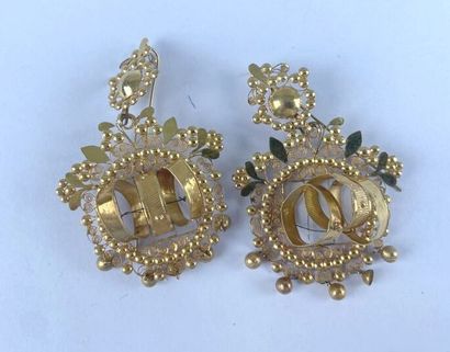 null Paire de boucles d'oreilles en or jaune 750 millièmes, chacune à décor filigrané.

Système...