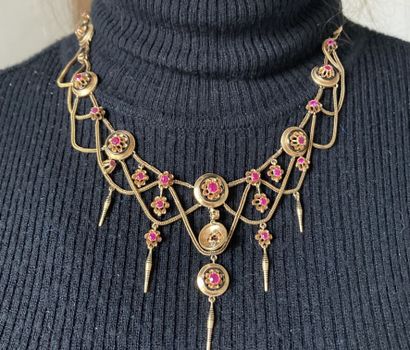 null Collier draperie en or jaune 750 millièmes décoré de motifs ronds en chute,...