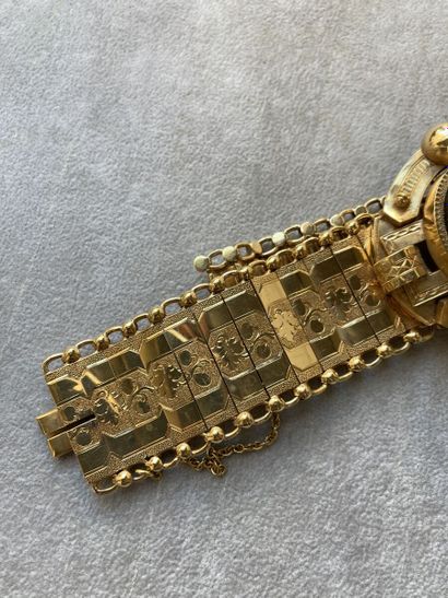 null Bracelet large articulé en or jaune 750 millièmes, les maillons gravés à décor...