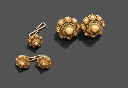 null Broche et trois boutons en or jaune 585 millièmes gravé à décor de demi-boule.

(Transformations,...