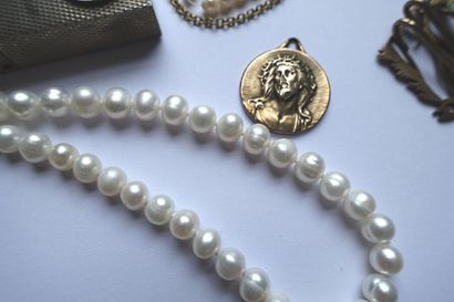 null Collier en métal comprenant : perles de culture, débris dentaire, médailles,...