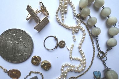 null Collier en métal comprenant : perles de culture, débris dentaire, médailles,...