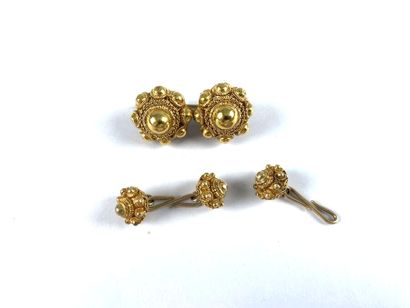 null Broche et trois boutons en or jaune 585 millièmes gravé à décor de demi-boule.

(Transformations,...