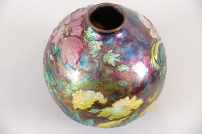 null Camille FAURÉ (1874-1956)

Vase boule en cuivre émaillé à décor floral

Signé...