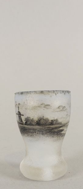 null DAUM - NANCY 

Vase miniature à corps balustre et col évasé sur petit talon

Épreuve...