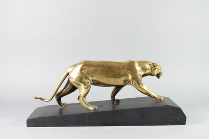 null Henri MOLINS (XXe siècle)

« Panthère »

Épreuve en bronze doré poli sur socle...