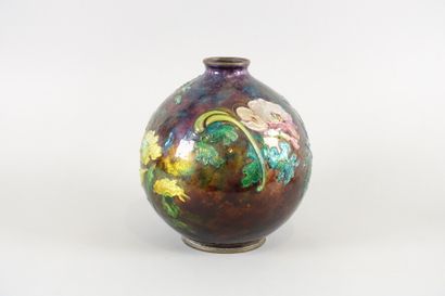  Camille FAURÉ (1874-1956) 
Vase boule en cuivre émaillé à décor floral 
Signé C....
