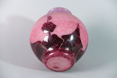null Charles SCHNEIDER (1881-1953)

Verre doublé rose et violet gravé en camée à...