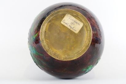 null Camille FAURÉ (1874-1956)

Vase boule en cuivre émaillé à décor floral

Signé...