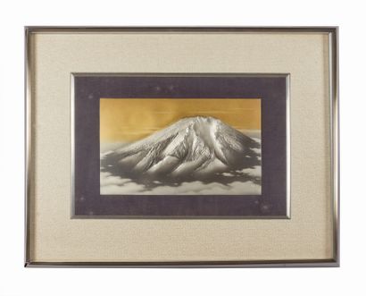 null JAPON - XXe siècle

Tableau en métal doré et argenté, représentant le mont Fuji...