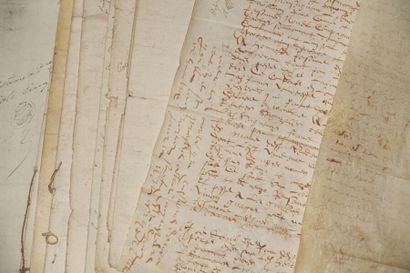null Huit pochettes plastifiées contenant :

- Des manuscrits et journaux du XIVe...
