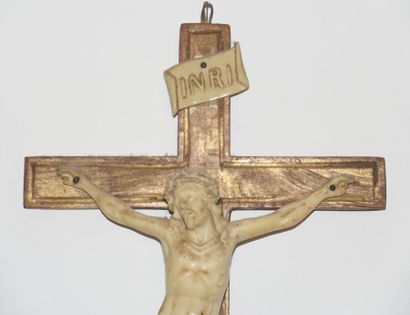 null Christ in ivory on the cross - end of 19th century

Height : 16,5 cm 16,5 cm...