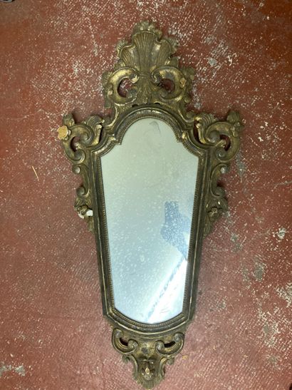 null A giltwood framed mirror with shells and foliage decoration.

(Some chips.)

Old...