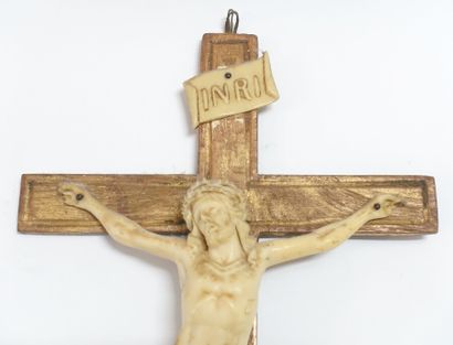 null Christ in ivory on the cross - end of 19th century

Height : 16,5 cm 16,5 cm...