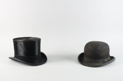 null Lot of five hats Height. of which two in their box (one in leather): 

- A....