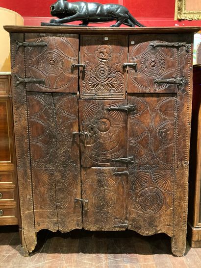 null Natural wood cupboard with richly carved doors

Regional work - Béarn (?)

(accidents,...