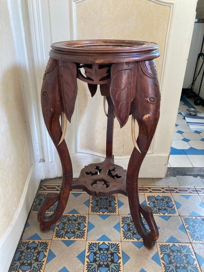 null Wooden pedestal with three elephant heads

Marble top and tusks in stained wood

(Accidents,...