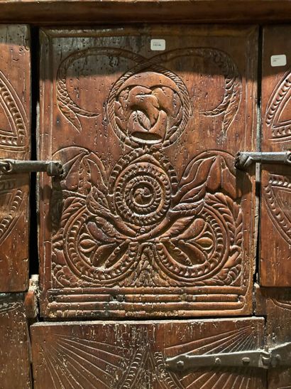 null Natural wood cupboard with richly carved doors

Regional work - Béarn (?)

(accidents,...