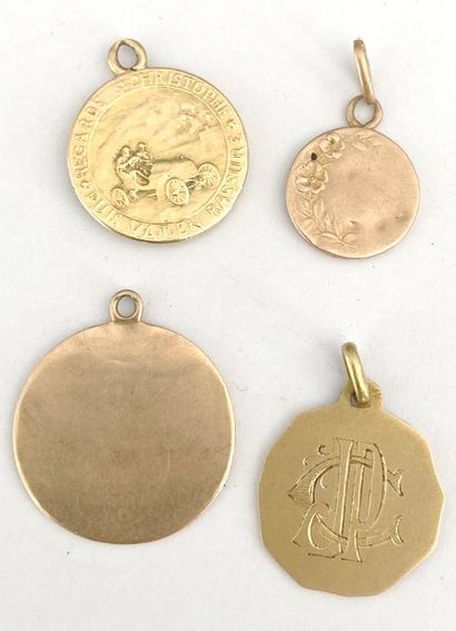 null Lot in gold 750 thousandth mounted in gold and metal including: five engraved...